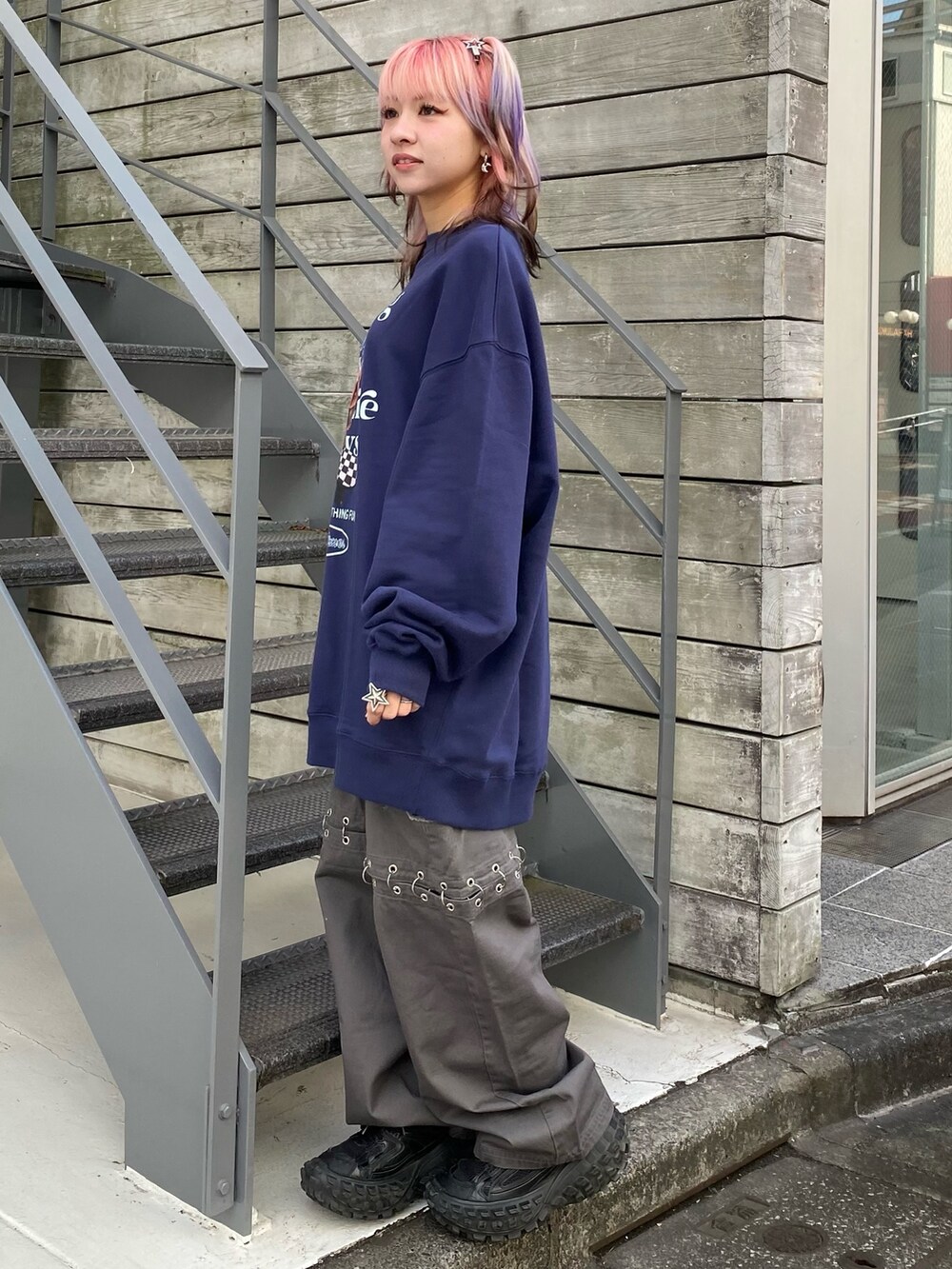 グレー系のその他パンツ、ブルー系のスウェットを着用したレディースの冬コーディネートの3枚目の写真