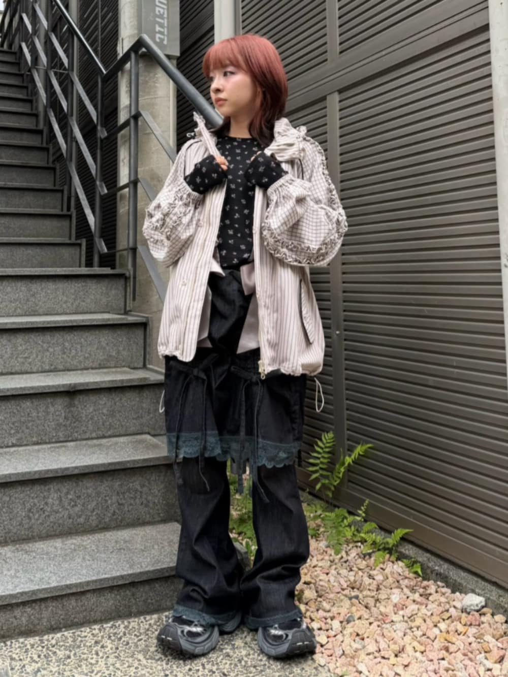 ブラック系のデニムパンツ、ブラック系のTシャツ/カットソー、ベージュ系のブルゾンを着用したレディースの秋コーディネートの2枚目の写真