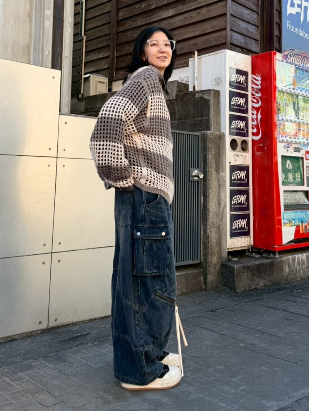 ブルー系のデニムパンツ、グレー系のTシャツ/カットソー、グレー系のパーカーを着用したレディースの春コーディネートの2枚目の写真