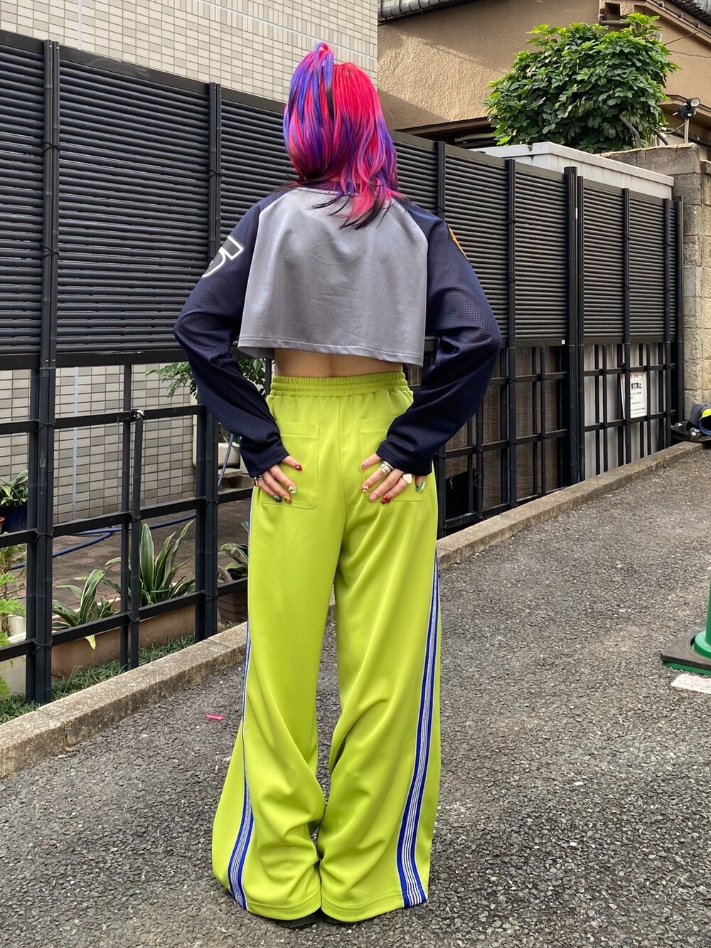 グリーン系のその他パンツ、グレー系のTシャツ/カットソーを着用したレディースの春コーディネートの4枚目の写真