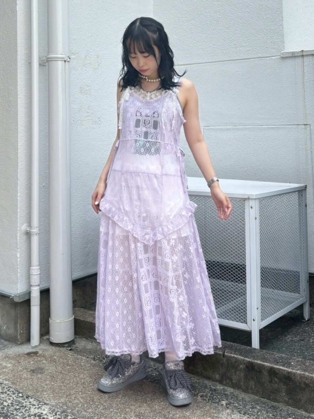 ホワイト系のその他パンツ、ホワイト系のキャミソール、パープル系のワンピースを着用したレディースの夏コーディネートの2枚目の写真