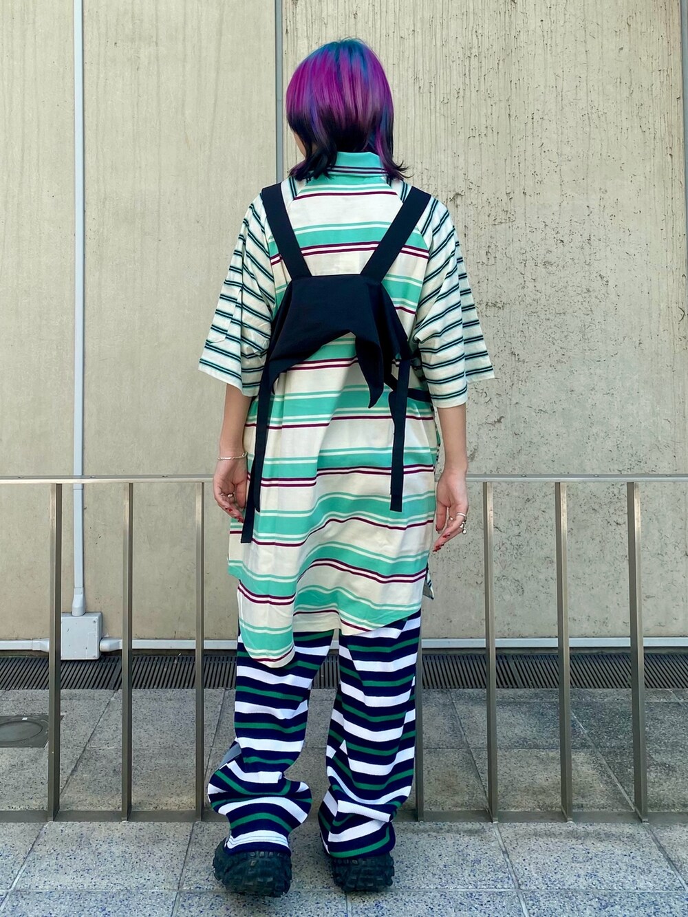 ブルー系のその他パンツ、ブラック系のベスト、グリーン系のワンピースを着用したレディースの夏コーディネートの4枚目の写真