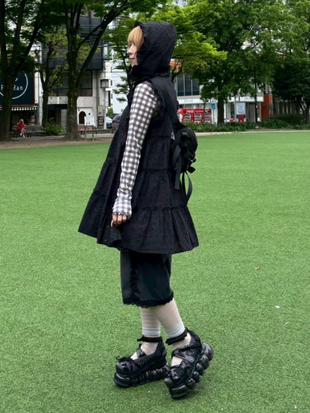 ブラック系のデニムパンツ、ブラック系のボディバッグ/ウエストポーチ、ブラック系のTシャツ/カットソーを着用したレディースの春コーディネートの3枚目の写真