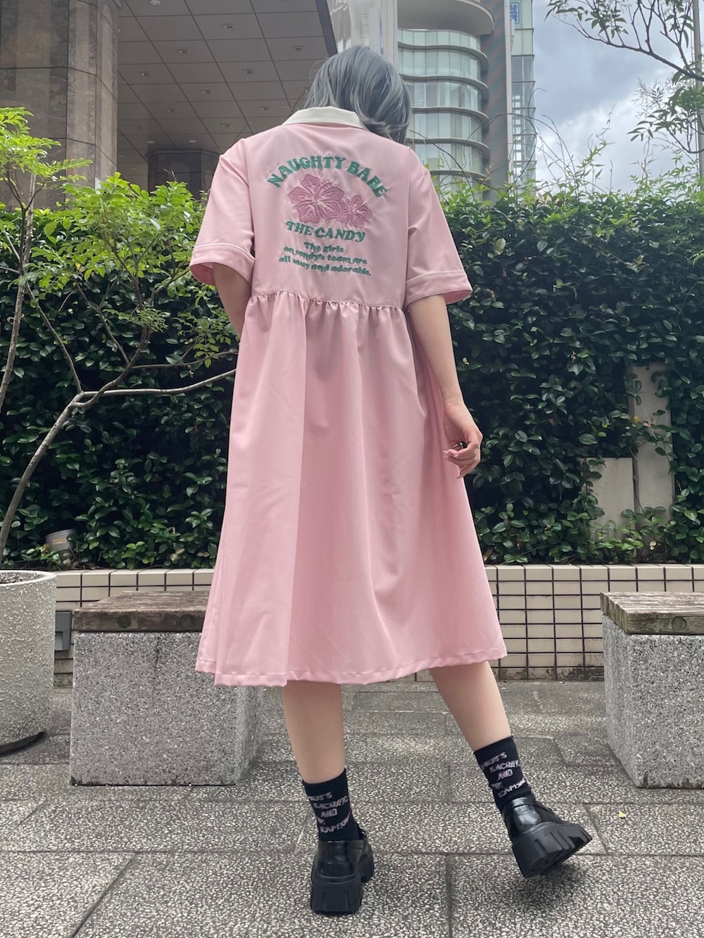 ブラック系のローファー、ピンク系のシャツワンピースを着用したレディースの夏コーディネートの3枚目の写真