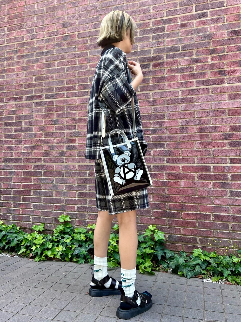 ブラック系のその他パンツ、ブラック系のポロシャツ、ブラック系のショルダーバッグを着用したレディースの春コーディネートの2枚目の写真