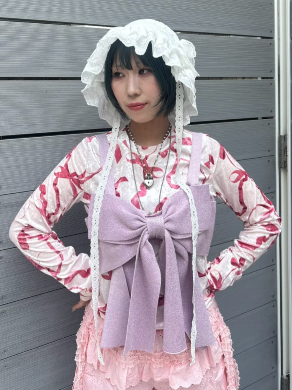 ピンク系のその他トップス、ピンク系のTシャツ/カットソー、ピンク系のその他パンツを着用したレディースの秋コーディネートの4枚目の写真
