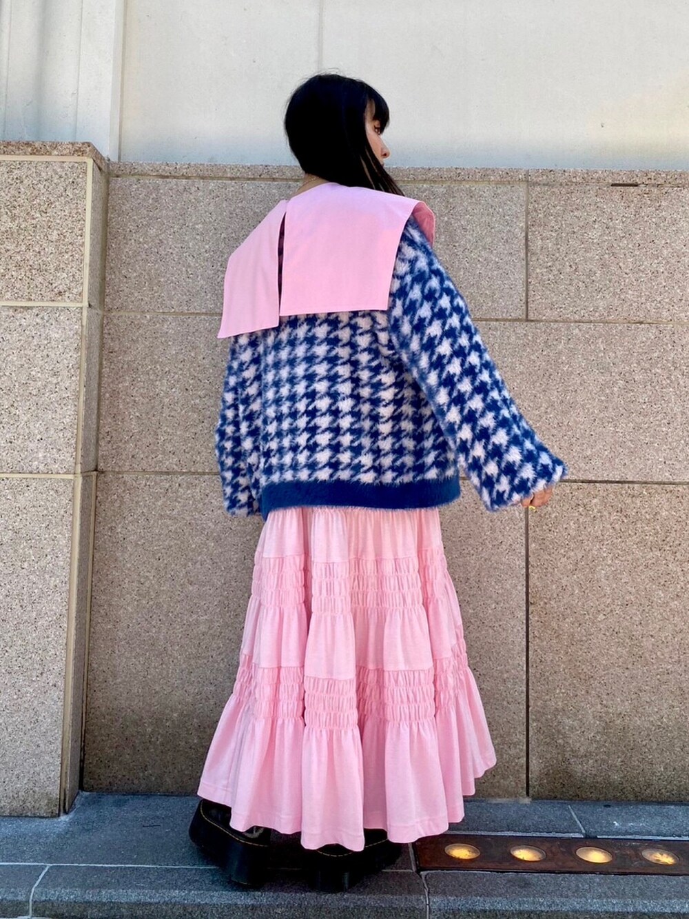 ブルー系のカーディガン/ボレロ、ピンク系のワンピースを着用したレディースの秋コーディネートの2枚目の写真