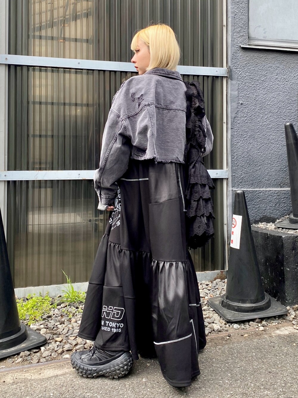 ブラック系のデニムジャケット、グレー系のその他トップス、ブラック系のワンピースを着用したレディースの春コーディネートの2枚目の写真