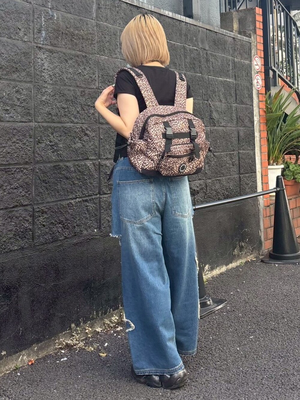 その他のバックパック/リュック、ブルー系のデニムパンツ、ブラック系のTシャツ/カットソーを着用したレディースの夏コーディネートの4枚目の写真