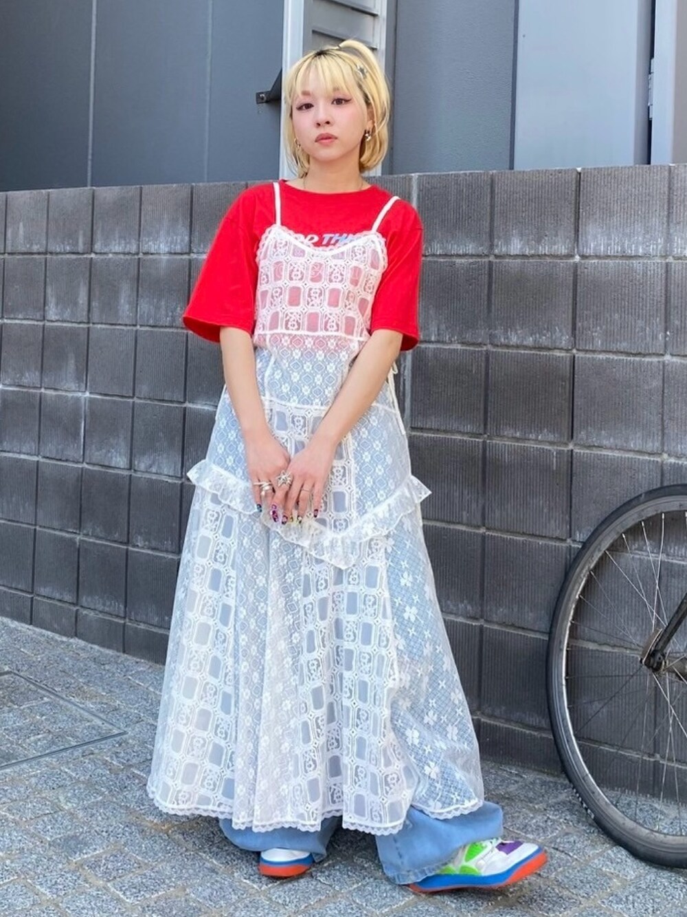 ブルー系のデニムパンツ、ホワイト系のワンピース、レッド系のTシャツ/カットソーを着用したレディースの夏コーディネートの2枚目の写真