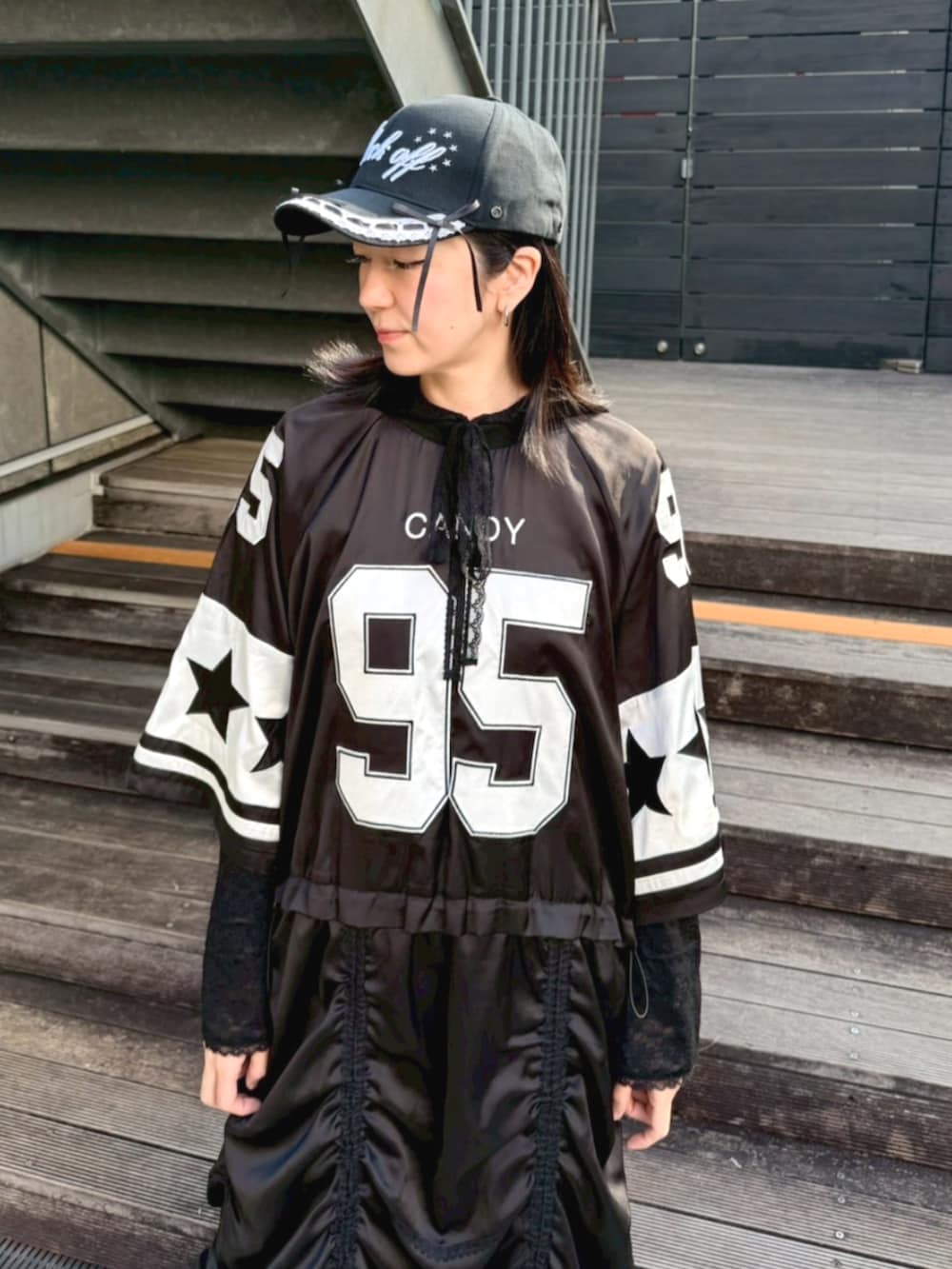 ブラック系のワンピース、ブラック系のその他トップス、ブラック系のキャップを着用したレディースの冬コーディネートの4枚目の写真