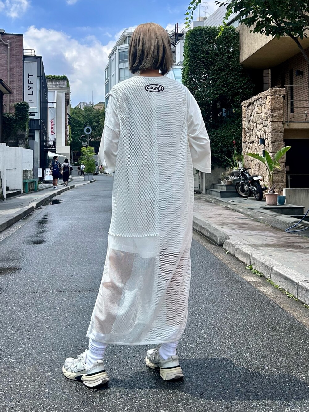 ホワイト系のTシャツ/カットソー、ホワイト系のワンピース、ブルー系のボストンバッグを着用したレディースの夏コーディネートの4枚目の写真