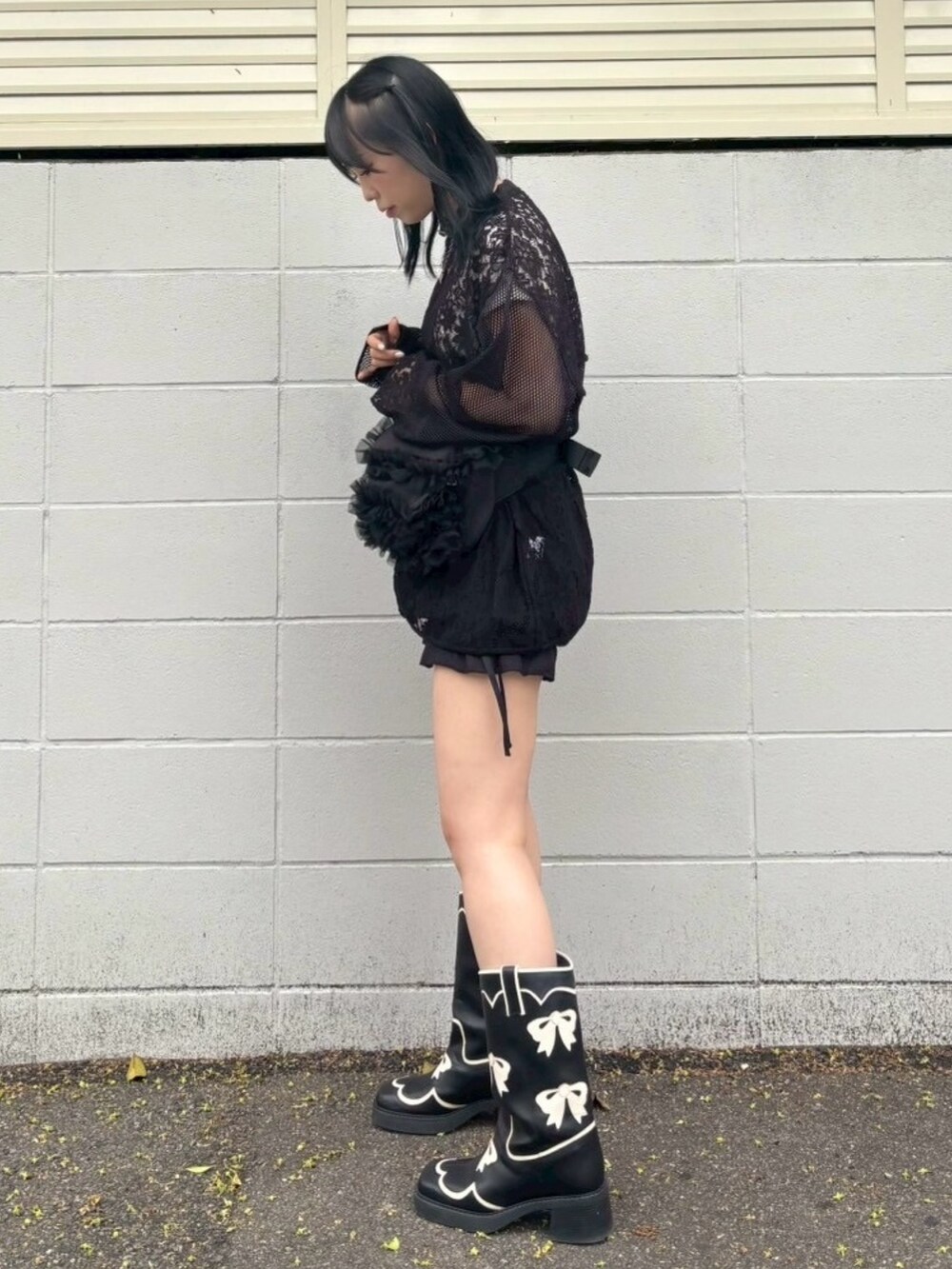 ブラック系のTシャツ/カットソー、ホワイト系のTシャツ/カットソー、ブラック系のその他パンツを着用したレディースの春コーディネートの3枚目の写真