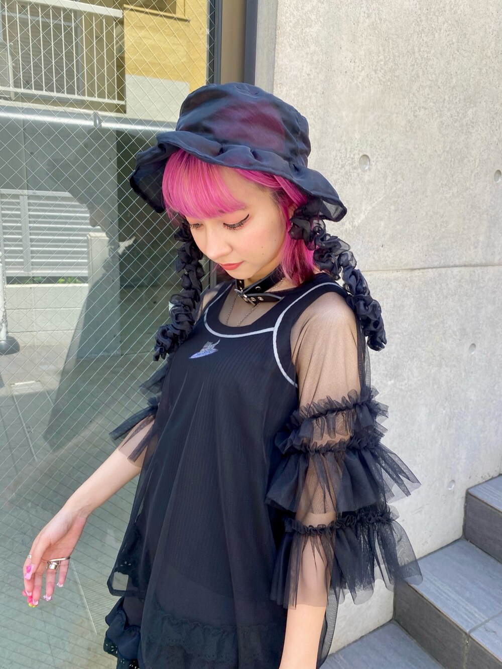 「Candy Stripper、ローファー、ハイソックス、チョーカー、チュールトップス、キャミソール、ショーツ、コットンレース、バケットハット、オーガンジー、ブラック、休日スタイル」|「Candy StripperのJERRYFISH SEE THROUGH BUCKET ハット(ハット、ブラック系)」を使った、CandyStripperさん(レディース・148cm)の春コーディネートの3枚目の写真