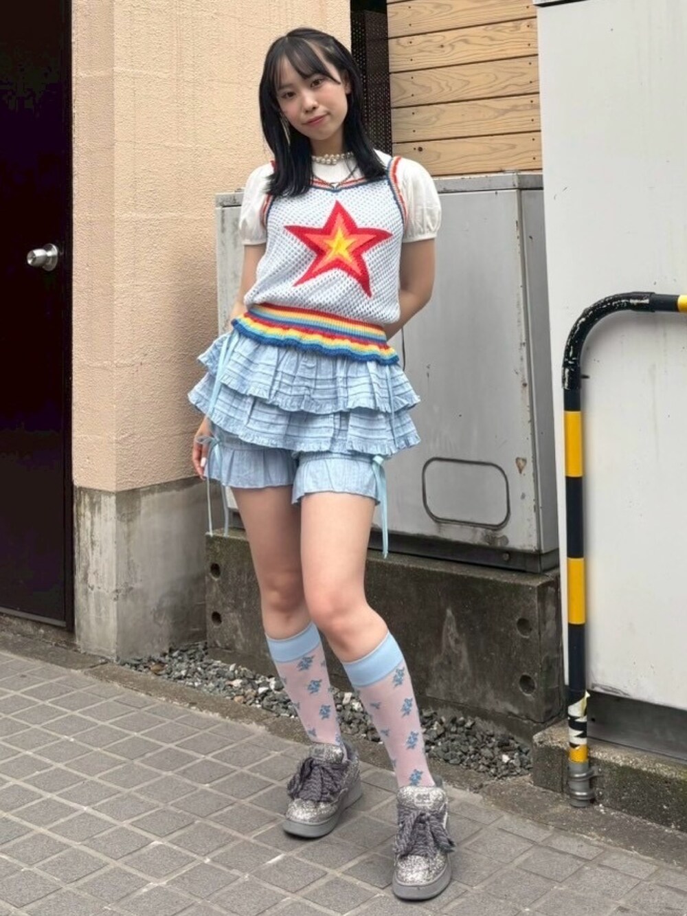 ブルー系のその他パンツ、ブルー系のキャミソール、ホワイト系のTシャツ/カットソーを着用したレディースの夏コーディネートの2枚目の写真