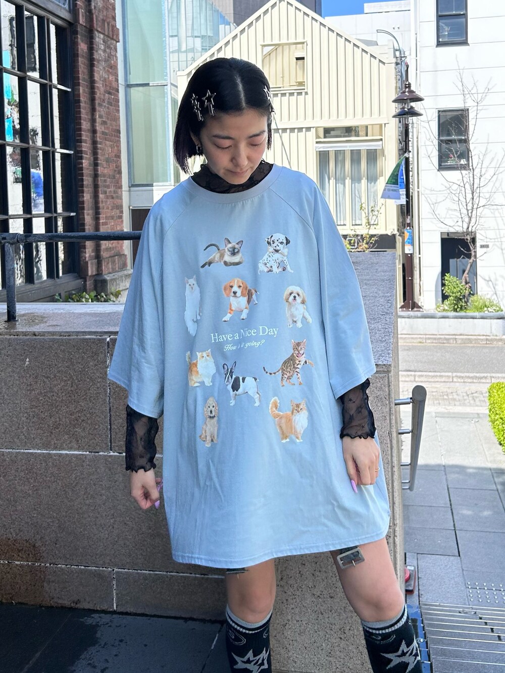 ブルー系のTシャツ/カットソー、ブラック系のその他トップス、ブラック系のソックス/靴下を着用したレディースの春コーディネートの6枚目の写真