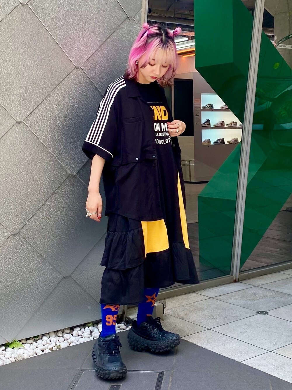 ブラック系のワンピース、ブラック系のシャツ/ブラウス、ブルー系のソックス/靴下を着用したレディースの夏コーディネートの2枚目の写真