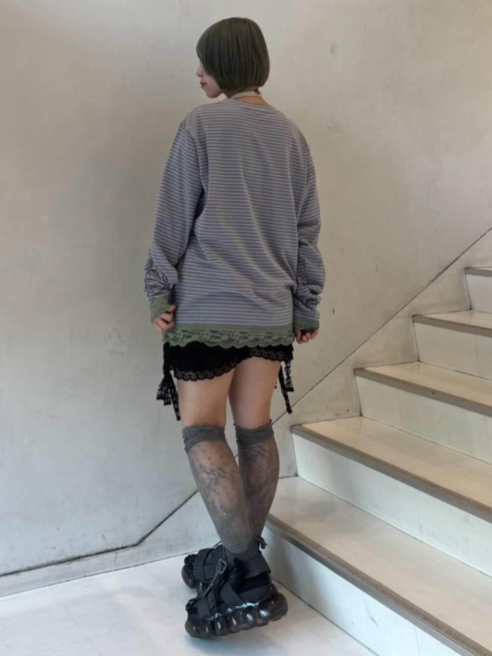 ブラック系のその他パンツ、パープル系のTシャツ/カットソーを着用したレディースの秋コーディネートの3枚目の写真