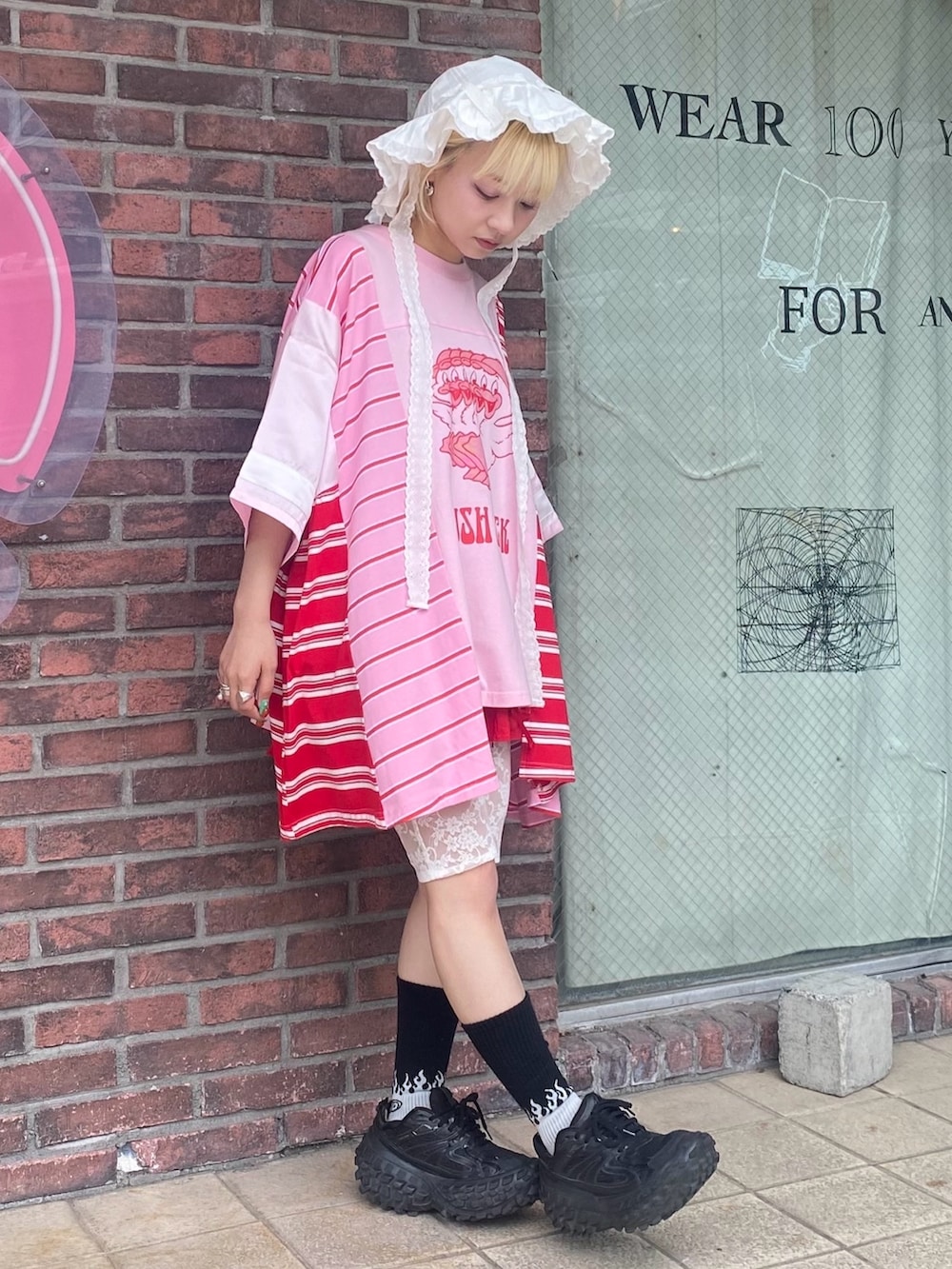 レッド系のその他パンツ、ピンク系のTシャツ/カットソー、ホワイト系のハットを着用したレディースの夏コーディネートの4枚目の写真