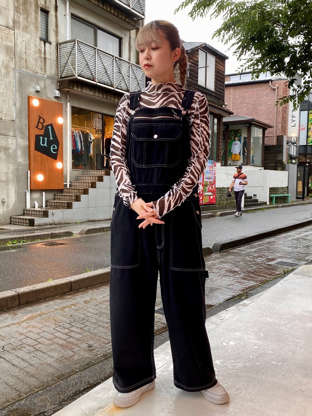 ブラック系のサロペット/オーバーオール、ホワイト系のその他トップスを着用したレディースの夏コーディネートの2枚目の写真