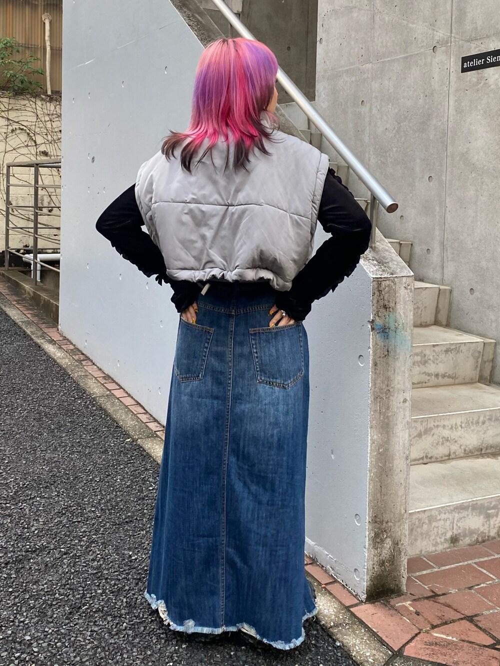 ブルー系のデニムスカート、ブラック系のその他トップス、グレー系のダウンジャケット/コートを着用したレディースの冬コーディネートの4枚目の写真