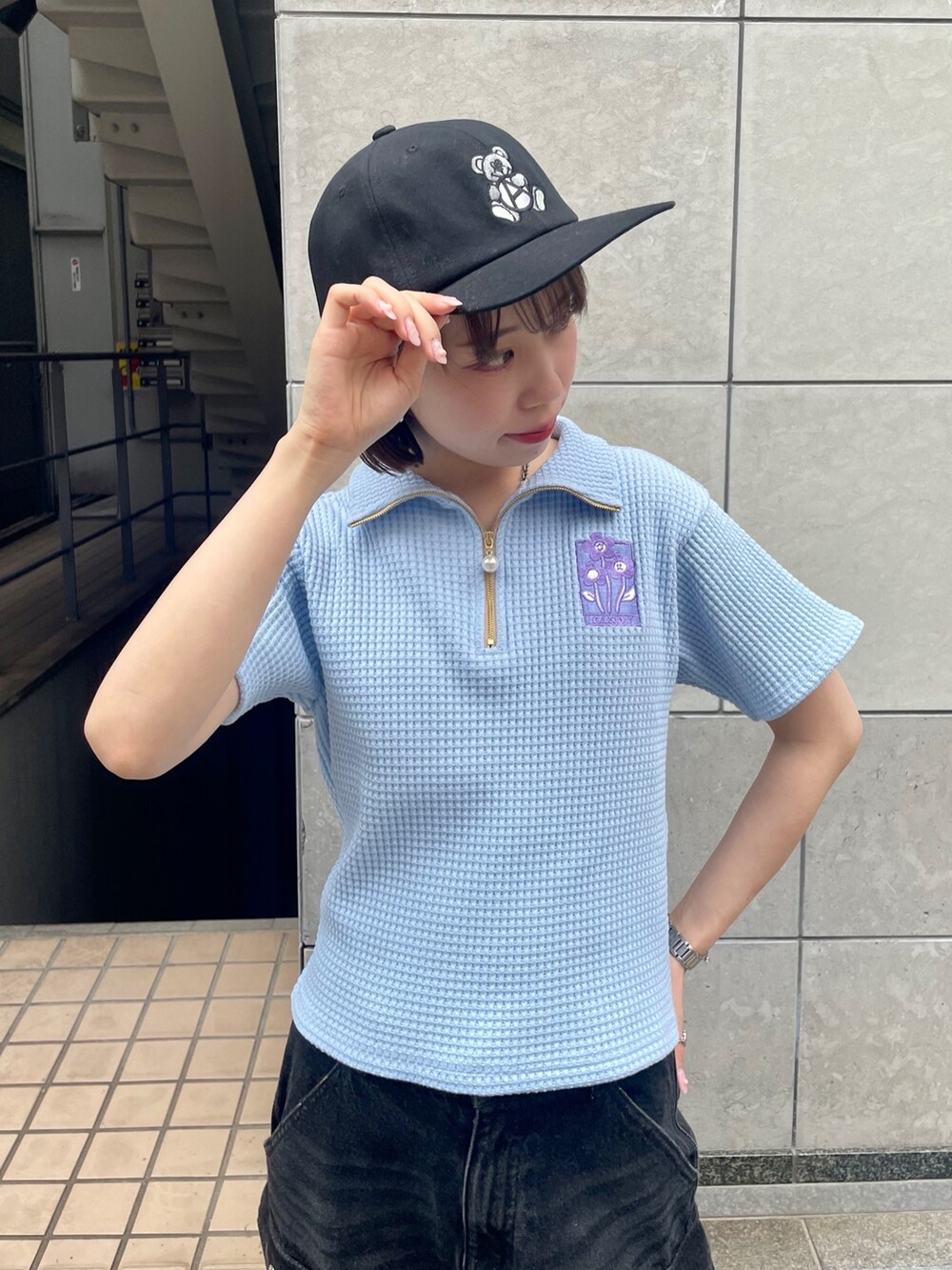 ブルー系のその他トップス、ブラック系のカーゴパンツ、ブラック系のキャップを着用したレディースの春コーディネートの4枚目の写真