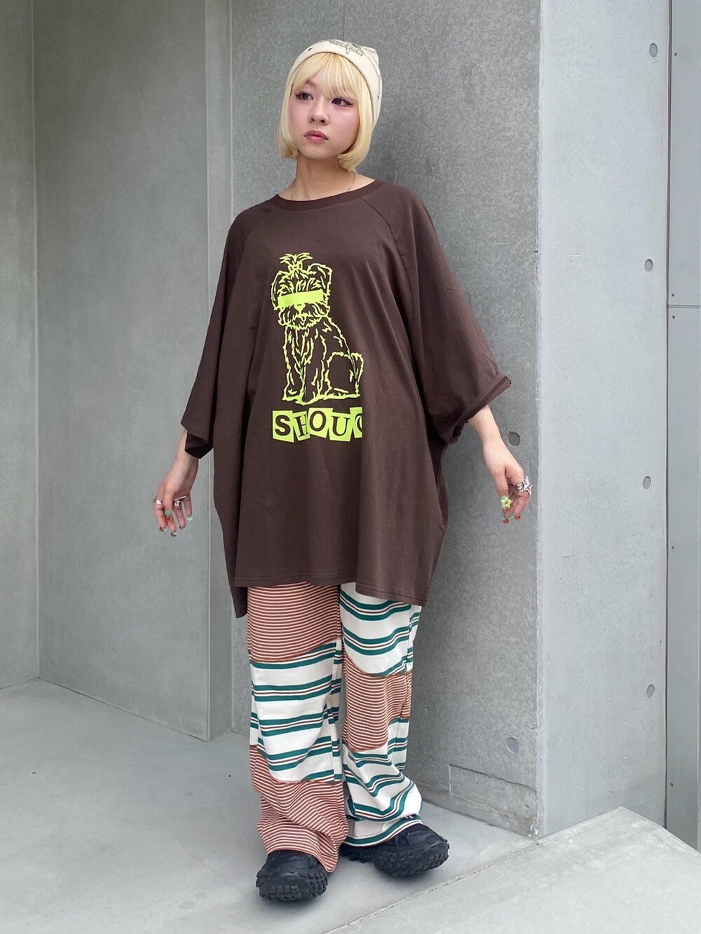 グリーン系のその他パンツ、ブラウン系のTシャツ/カットソー、ホワイト系のニットキャップ/ビーニーを着用したレディースの夏コーディネートの2枚目の写真