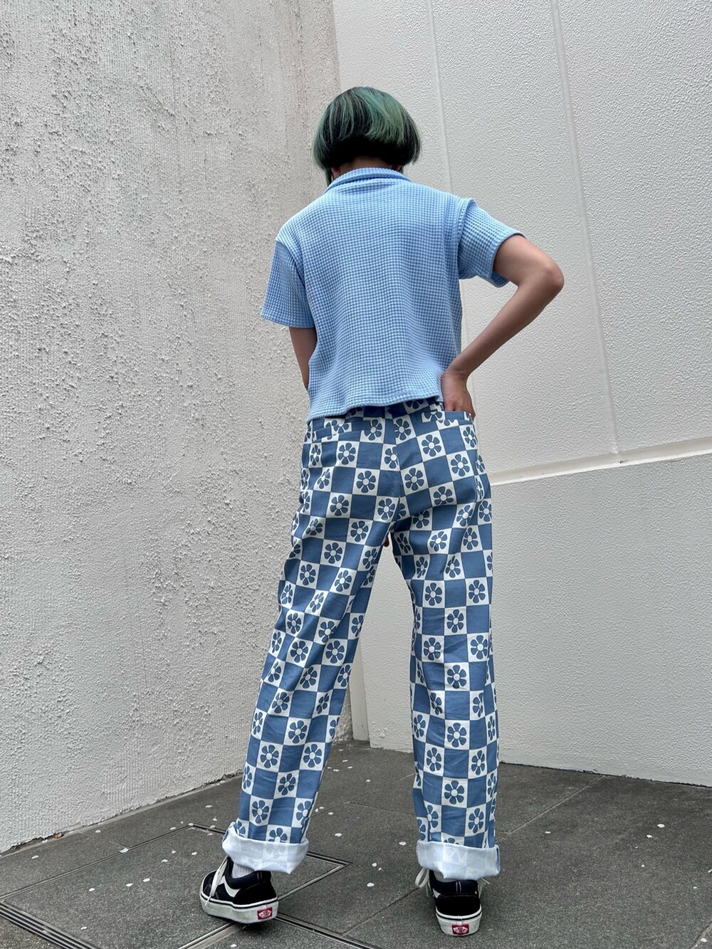 ブラック系のシューズ、ブルー系のその他パンツ、ブルー系のその他トップスを着用したレディースの春コーディネートの3枚目の写真