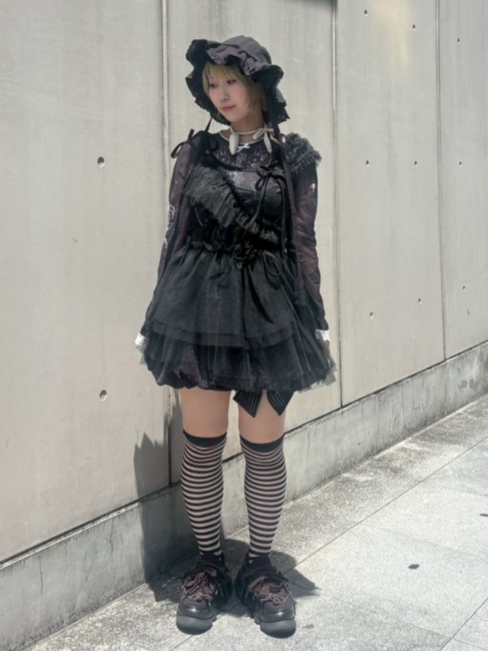 ブラック系のその他パンツ、ブラック系のワンピース、ブラック系のTシャツ/カットソーを着用したレディースの夏コーディネートの2枚目の写真
