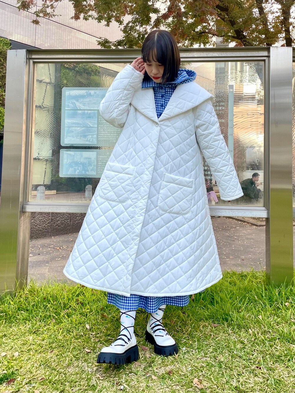 ホワイト系のその他アウター、ブルー系のワンピース、ホワイト系のその他シューズを着用したレディースの秋コーディネートの3枚目の写真