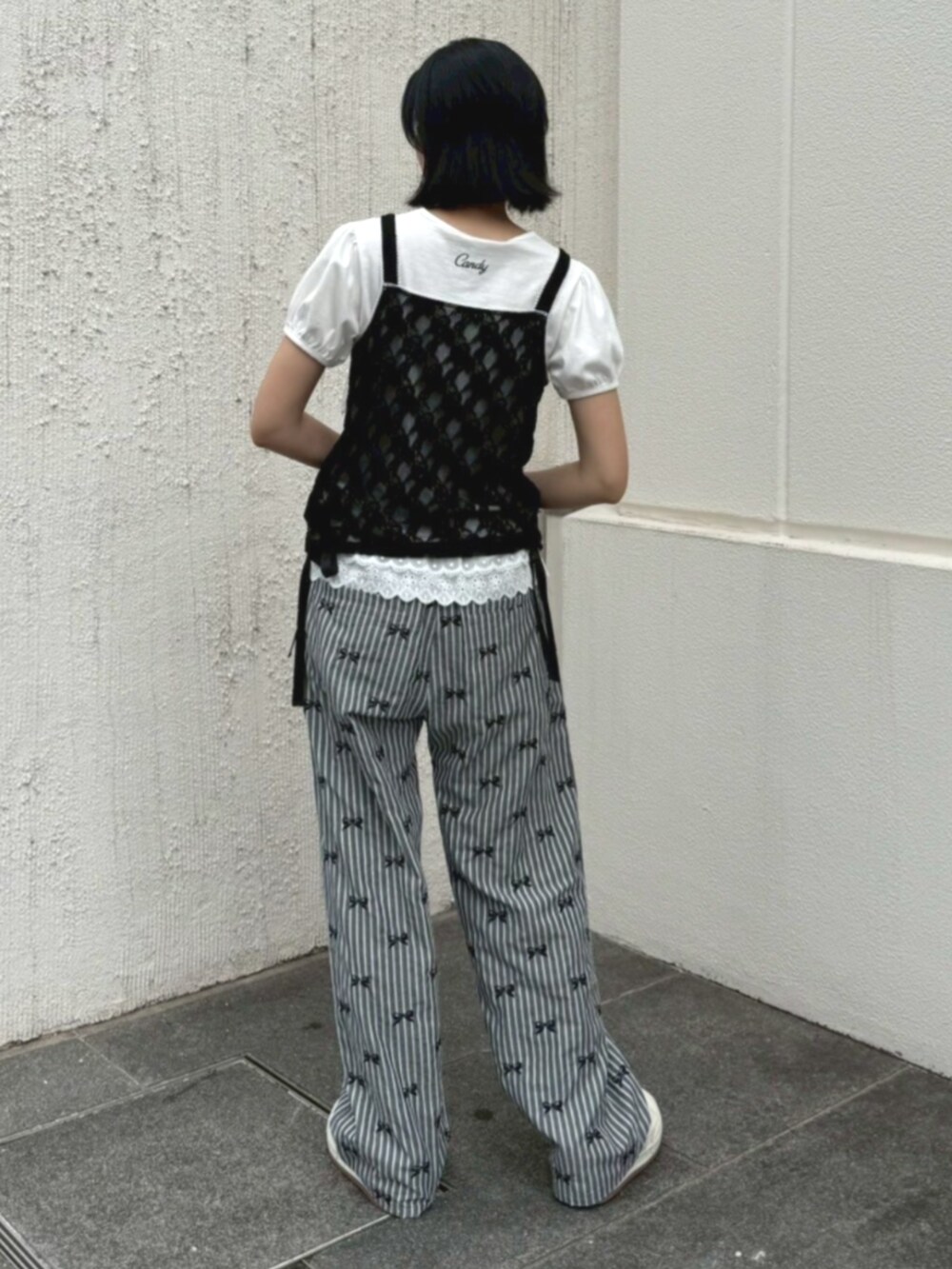 ブラック系のキャミソール、ホワイト系のTシャツ/カットソー、グレー系のその他パンツを着用したレディースの夏コーディネートの2枚目の写真