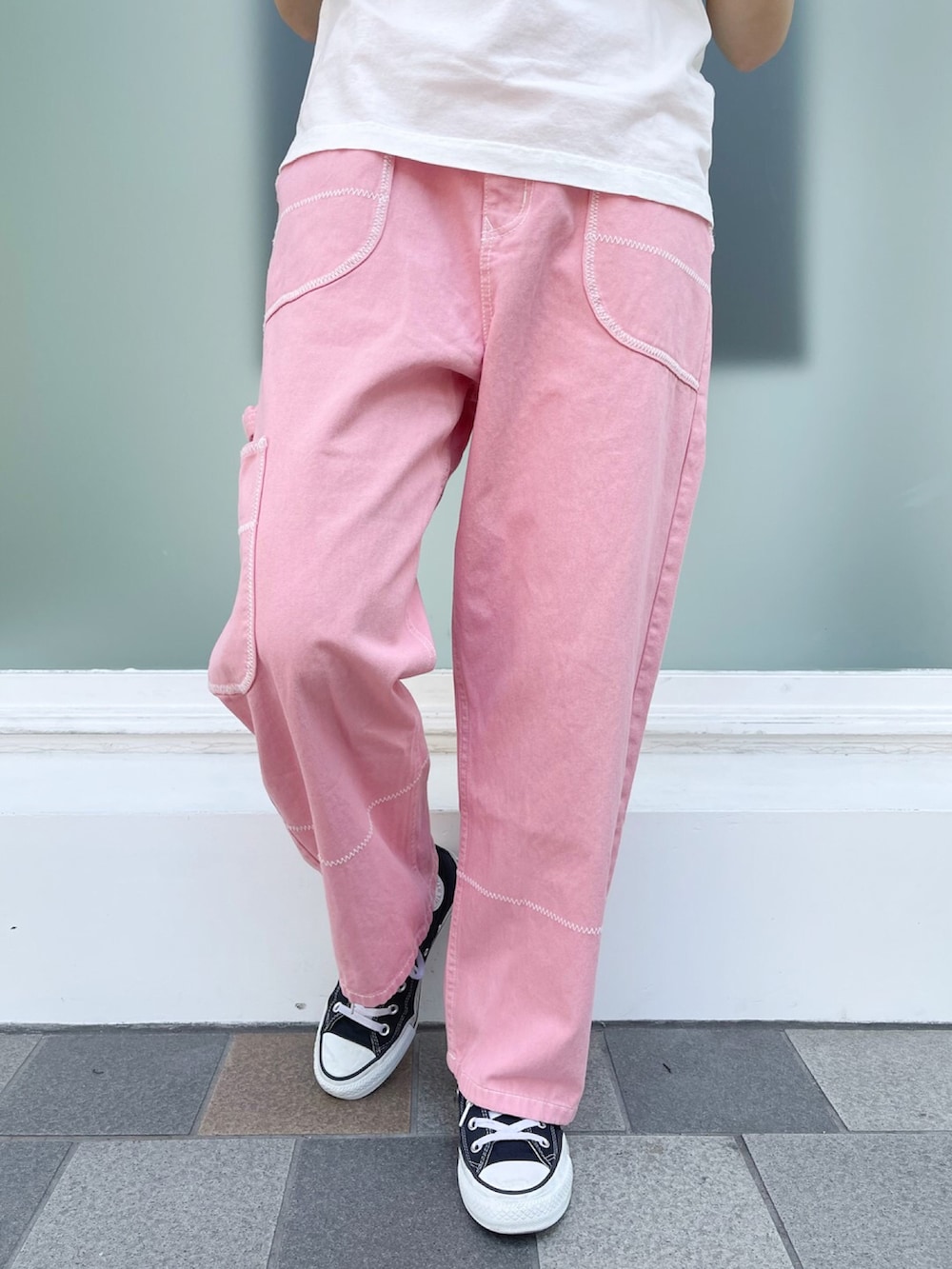 ブラック系のスニーカー、ピンク系のその他パンツ、ホワイト系のTシャツ/カットソーを着用したレディースの夏コーディネートの4枚目の写真