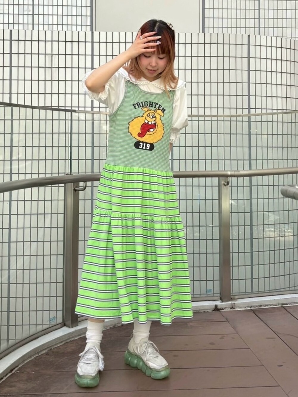 ホワイト系のTシャツ/カットソー、グリーン系のワンピースを着用したレディースの夏コーディネートの3枚目の写真