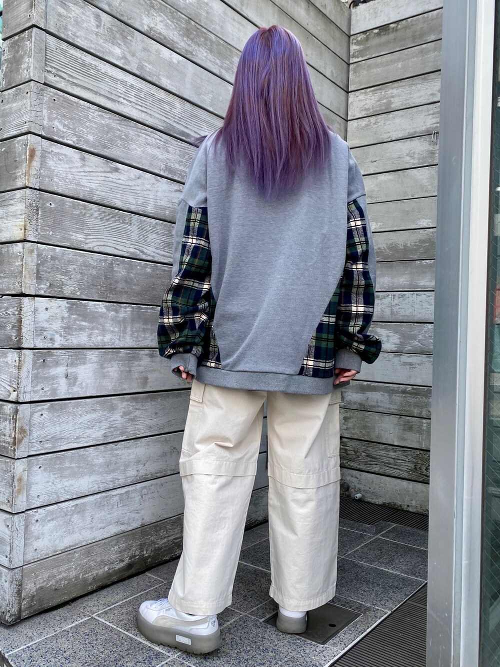 ホワイト系のカーゴパンツ、グレー系のスウェットを着用したレディースの春コーディネートの3枚目の写真