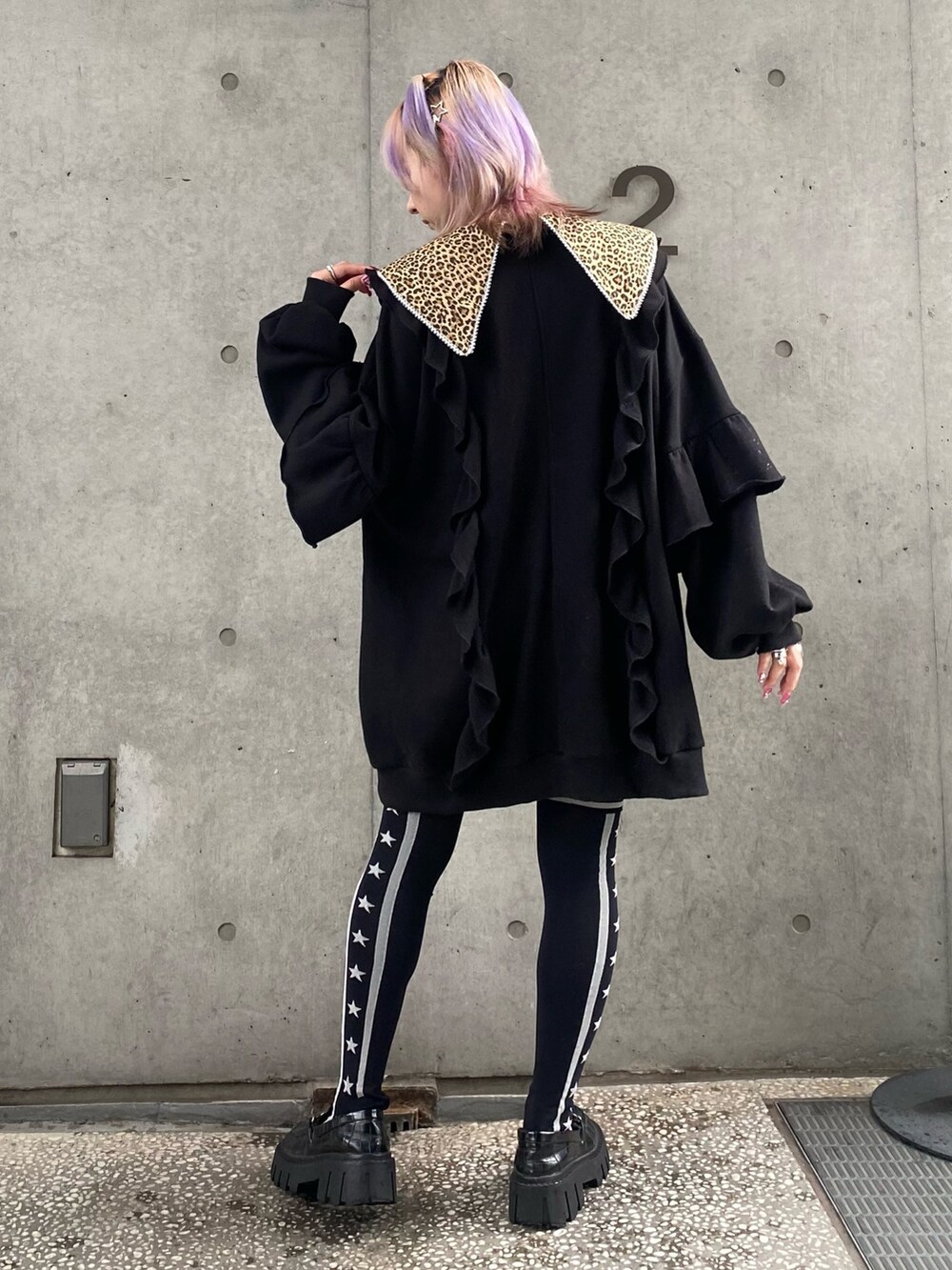 ブラック系のスウェット、ブラック系のローファー、ブラック系のソックス/靴下を着用したレディースの秋コーディネートの4枚目の写真