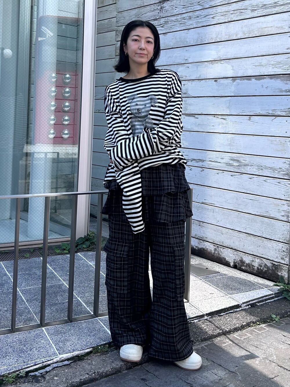 ブラック系のその他パンツ、ホワイト系のTシャツ/カットソーを着用したレディースの秋コーディネートの2枚目の写真