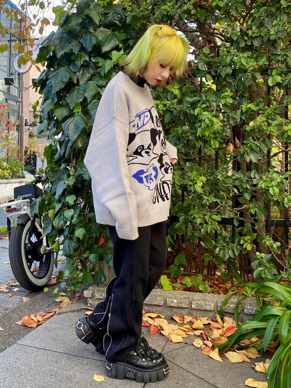 ブラック系のその他トップス、グレー系のニット/セーター、ブラック系のその他パンツを着用したレディースの冬コーディネートの2枚目の写真