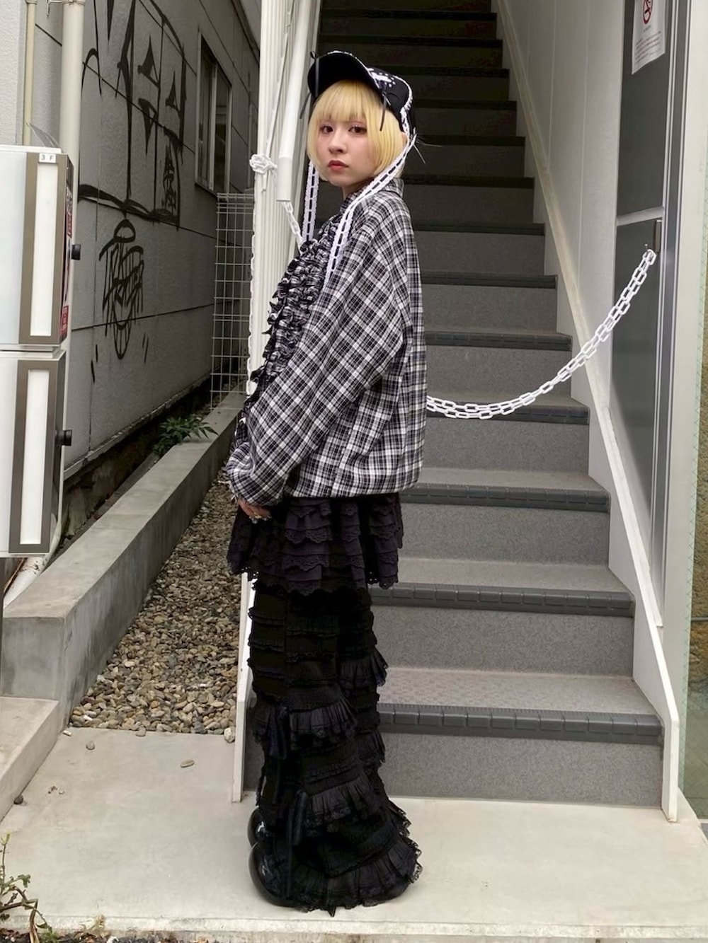 ブラック系のスカート、ブラック系のその他パンツ、ブラック系のノーカラージャケットを着用したレディースの秋コーディネートの3枚目の写真