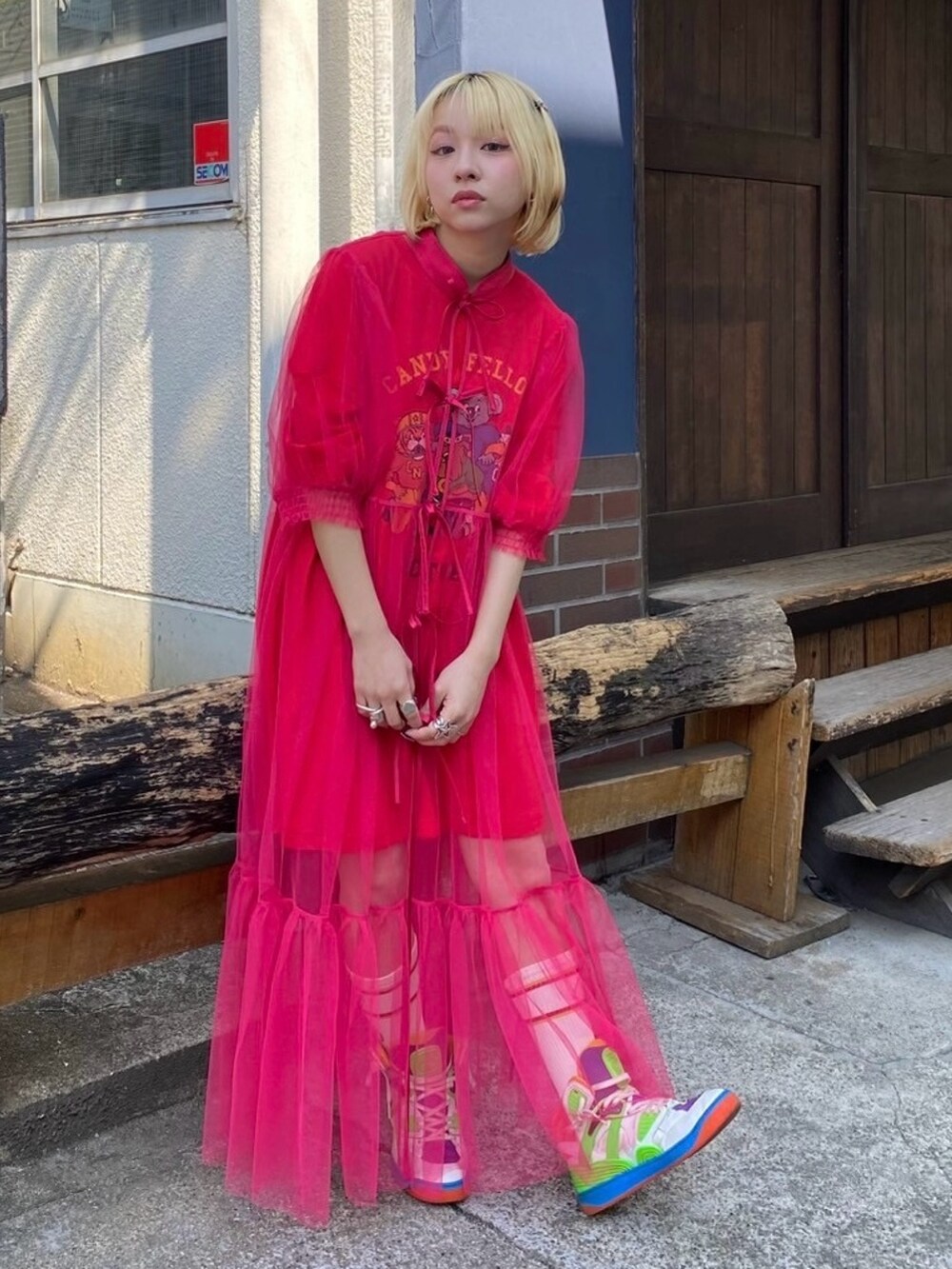 レッド系のTシャツ/カットソー、レッド系のワンピース、ホワイト系のソックス/靴下を着用したレディースの春コーディネートの2枚目の写真