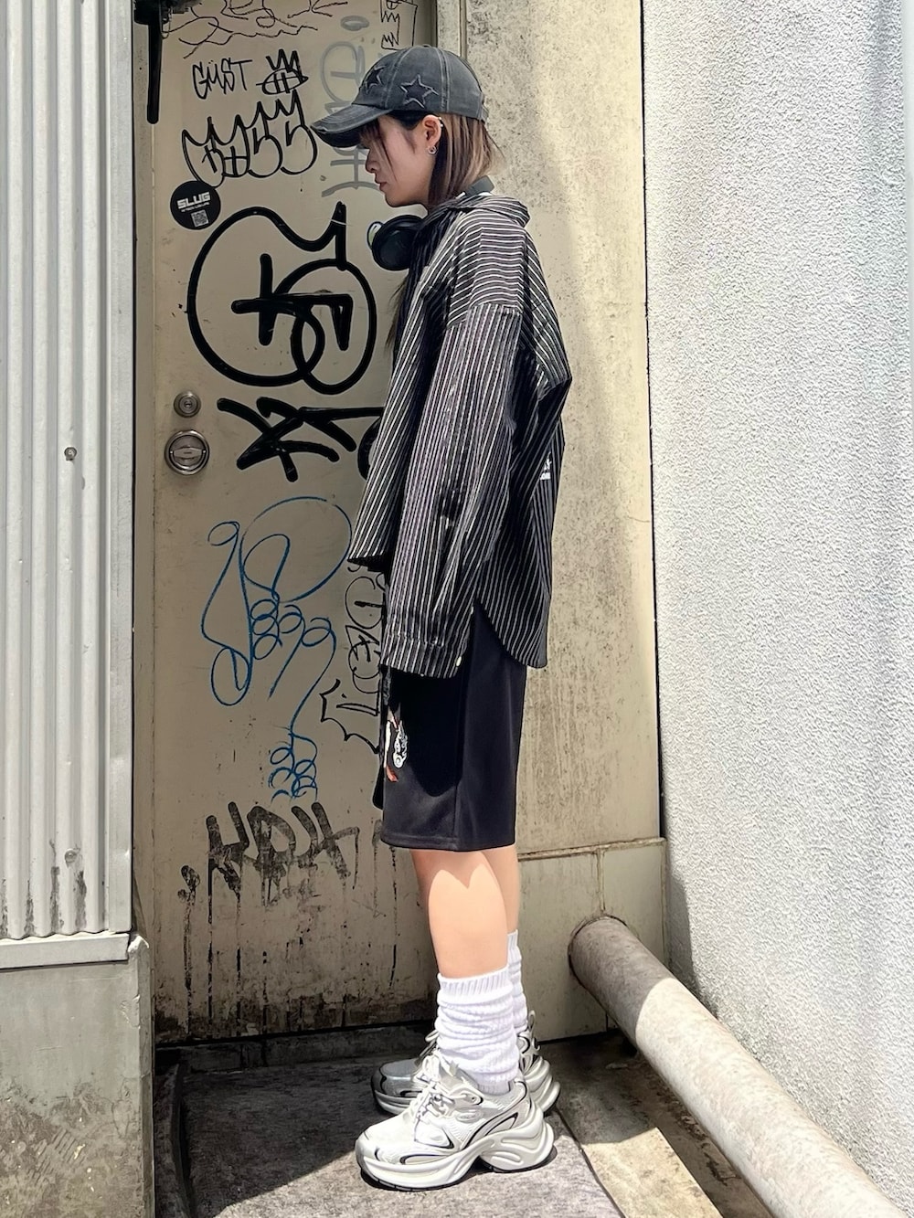 ブラック系のその他パンツ、ブラック系のシャツ/ブラウスを着用したレディースの夏コーディネートの3枚目の写真