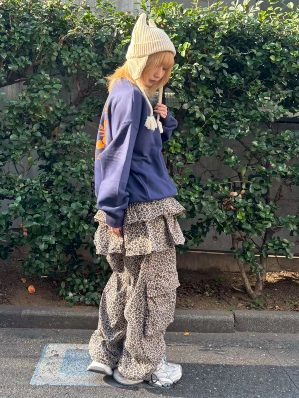 ベージュ系のその他パンツ、ブルー系のスウェット、ホワイト系のニットキャップ/ビーニーを着用したレディースの冬コーディネートの3枚目の写真