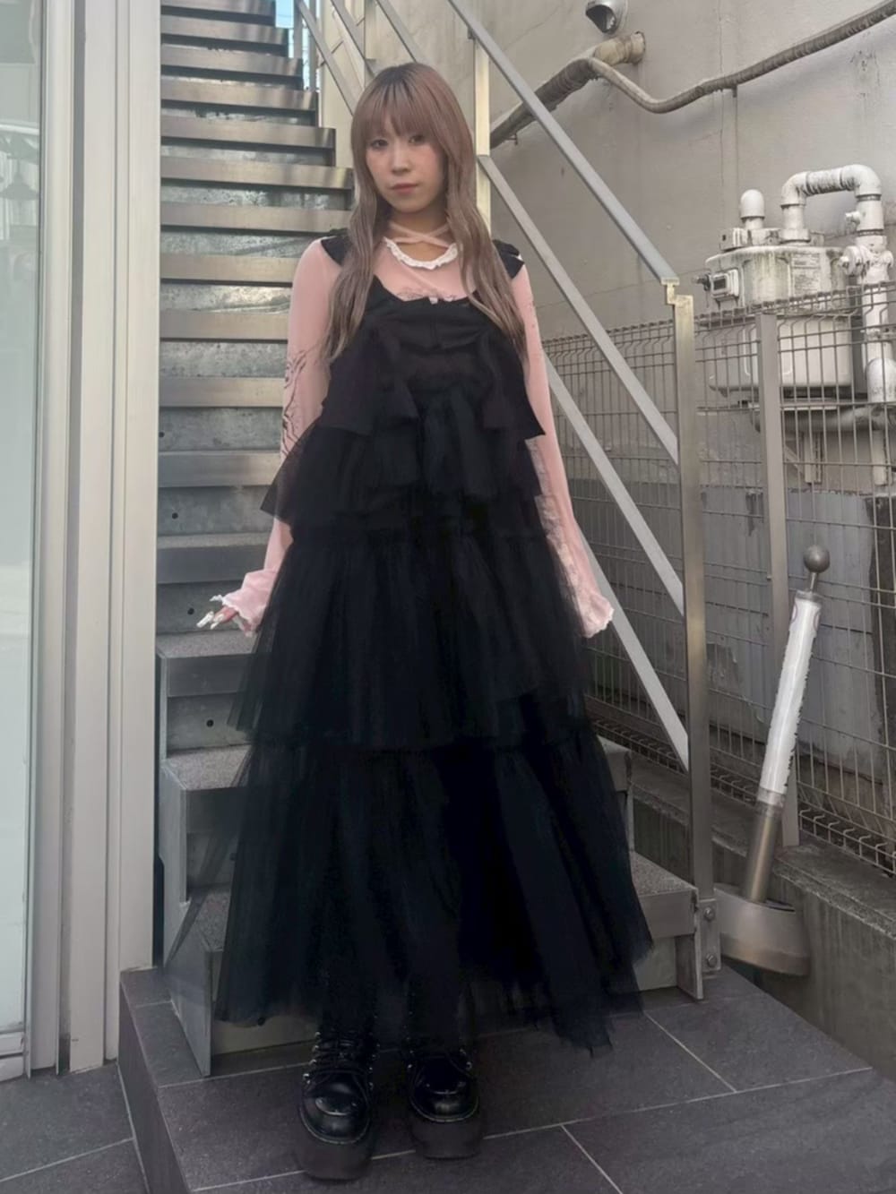 ピンク系のTシャツ/カットソー、ブラック系のワンピース、ブラック系のその他トップスを着用したレディースの春コーディネートの2枚目の写真