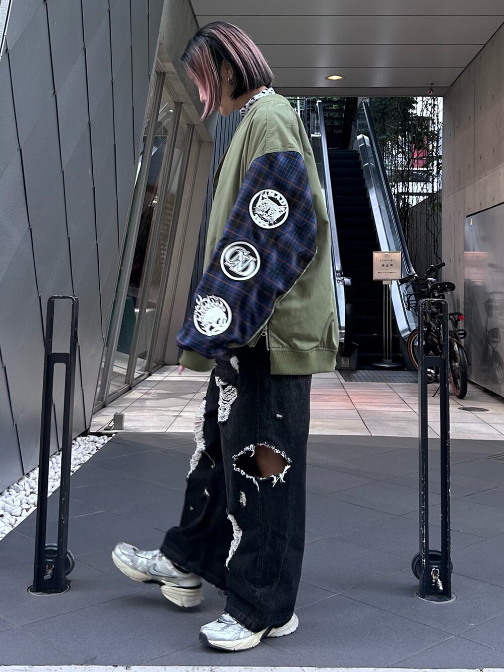 シルバー系のシューズ、ブラック系のサロペット/オーバーオール、ホワイト系のその他トップスを着用したレディースの冬コーディネートの5枚目の写真