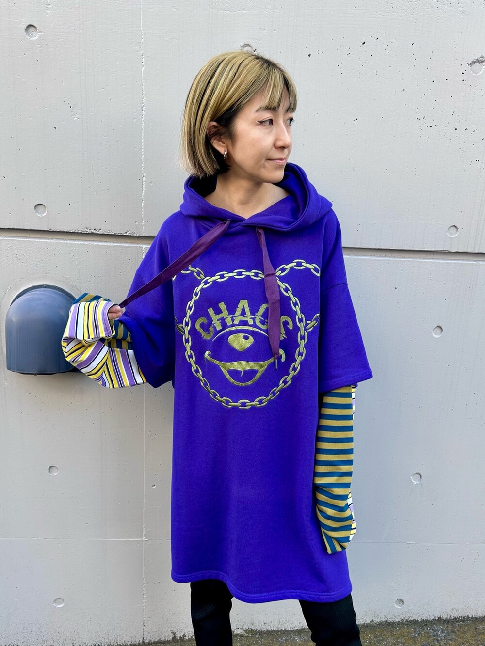 「Candy Stripper、パーカー、ワンピース、ロングブーツ、刺繍、レイヤード風、ルーズシルエット、パープル、ストリート、冬コーデ」｜「Candy StripperのCHAOS BEAR LAYERED ワンピース（ワンピース、パープル系）」を使った、CandyStripperさん（レディース・162cm）の冬コーディネートの4枚目の写真