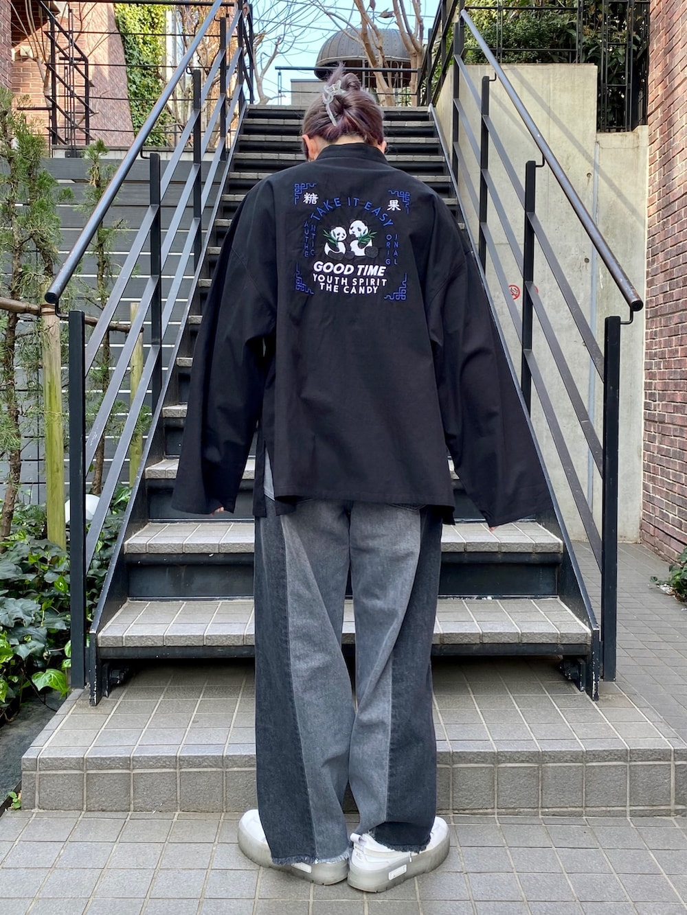 ブラック系のデニムパンツ、ブラック系のノーカラージャケットを着用したレディースの春コーディネートの4枚目の写真