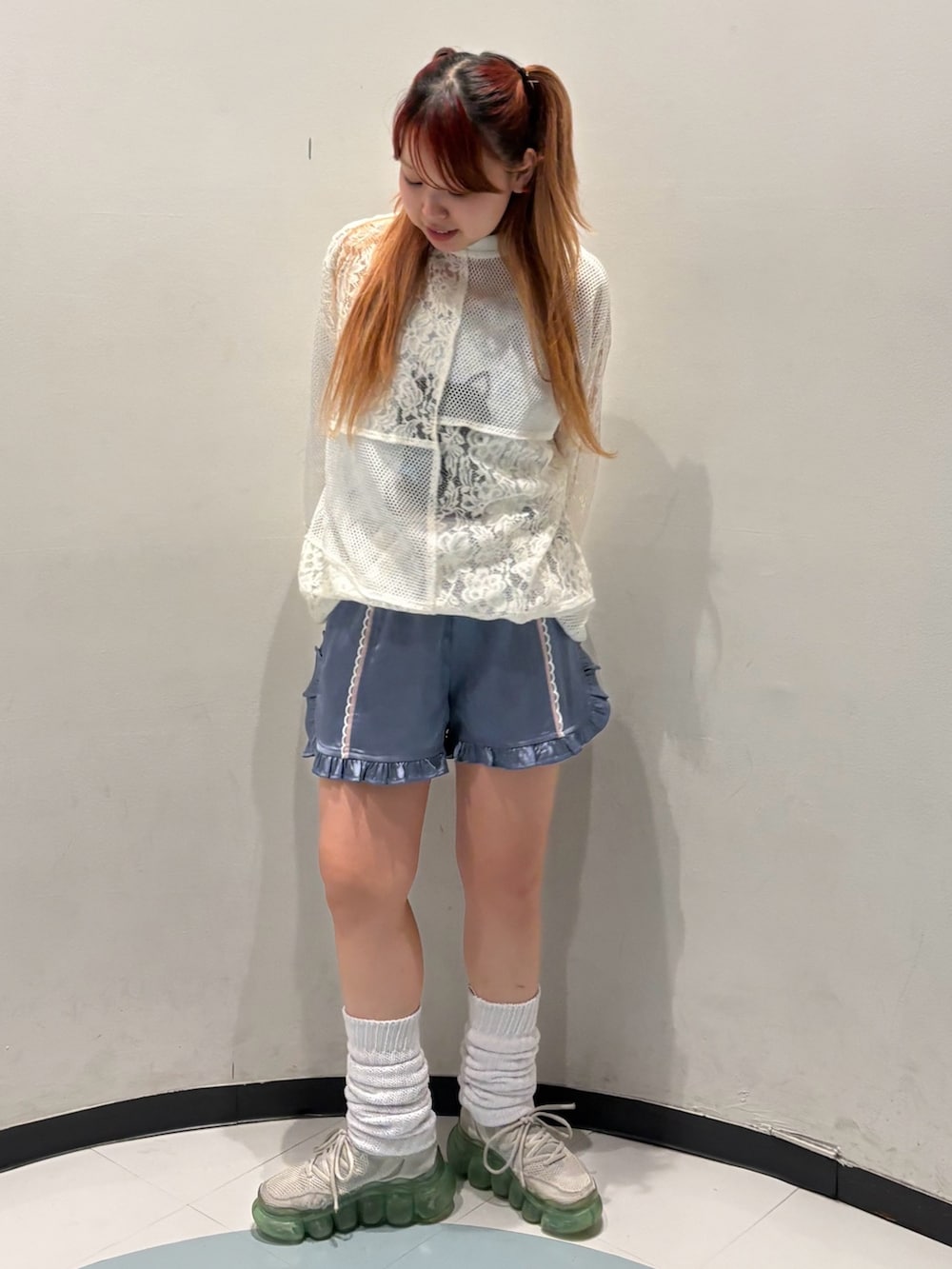 ブルー系のその他パンツ、ブルー系のキャミソール、ホワイト系のTシャツ/カットソーを着用したレディースの夏コーディネートの4枚目の写真