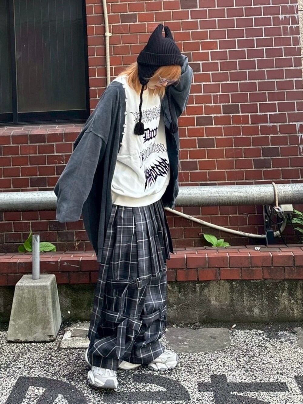 グレー系のカーディガン/ボレロ、ホワイト系のスウェット、グレー系のその他パンツを着用したレディースの秋コーディネートの4枚目の写真