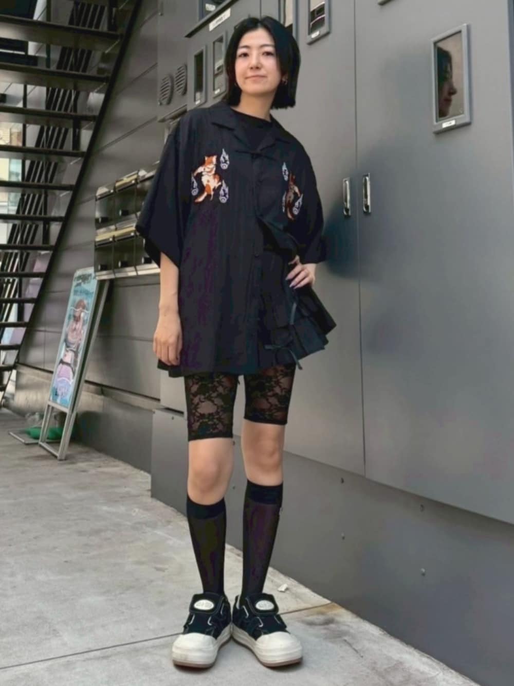 ブラック系のその他パンツ、ブラック系のシャツ/ブラウス、ブラック系のソックス/靴下を着用したレディースの夏コーディネートの2枚目の写真