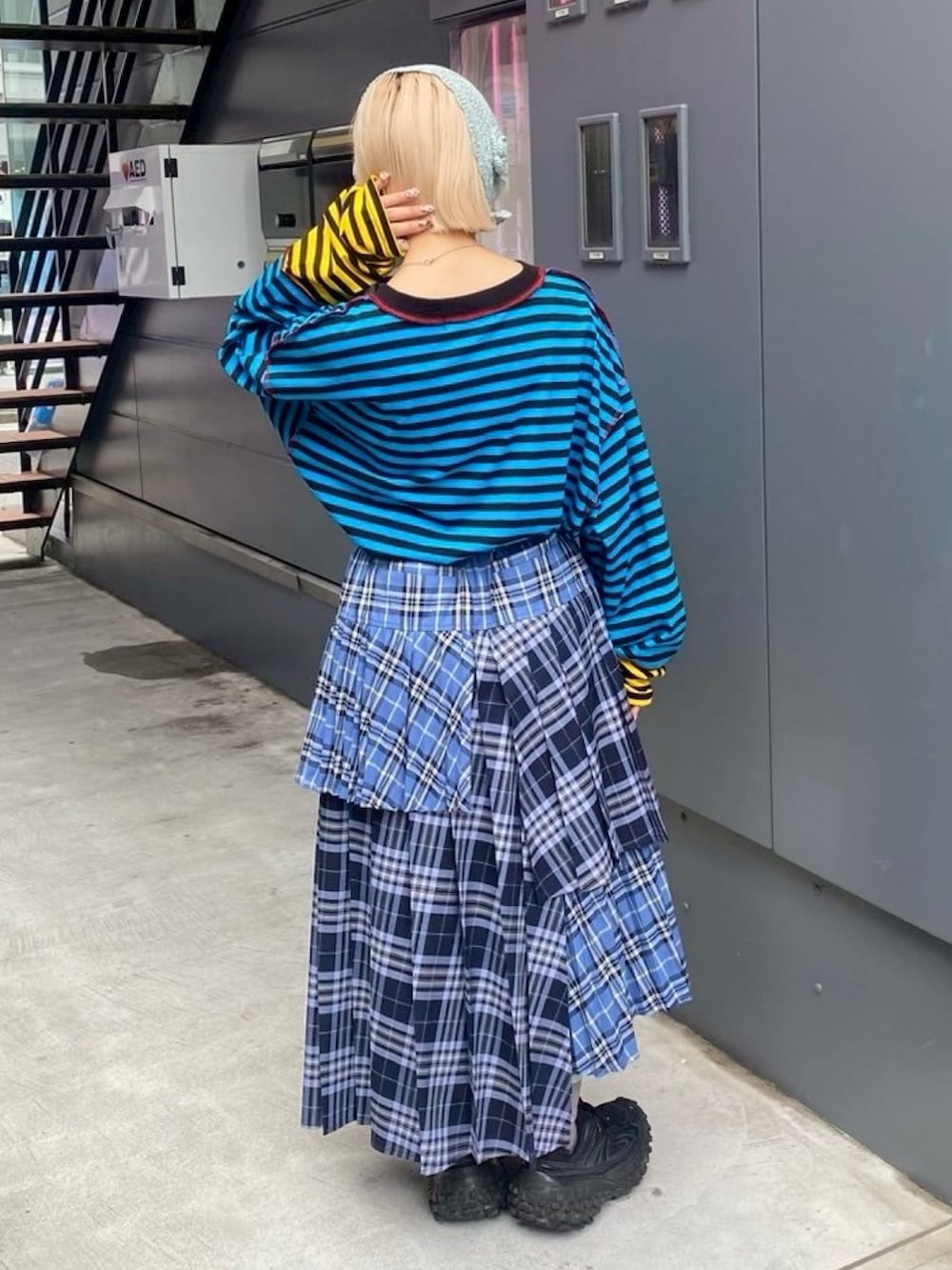 ブルー系のスカート、ブルー系のTシャツ/カットソー、ブルー系のその他ヘアアクセサリーを着用したレディースの秋コーディネートの3枚目の写真