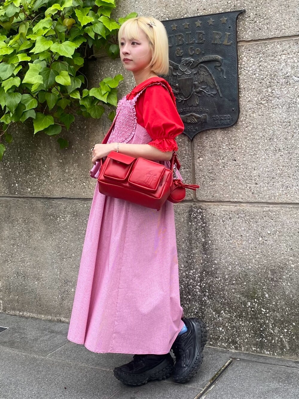 レッド系のワンピース、レッド系のTシャツ/カットソー、レッド系のショルダーバッグを着用したレディースの夏コーディネートの4枚目の写真